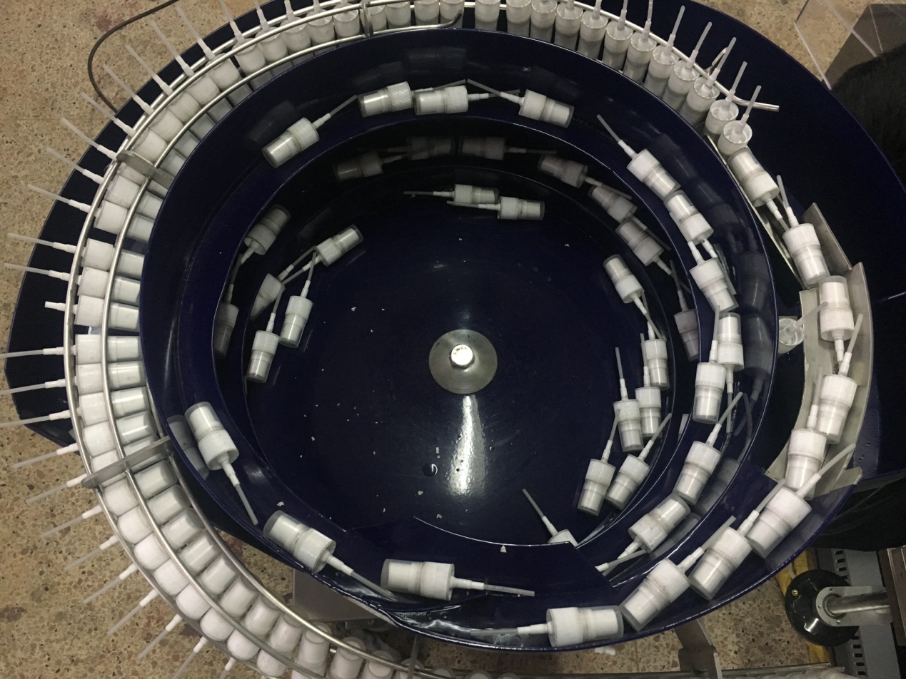 ملء الزجاجة وتسمك الكحول.