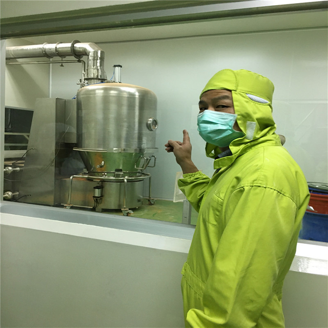 فني تركيب آلة تجفيف لعملاء فيتنام