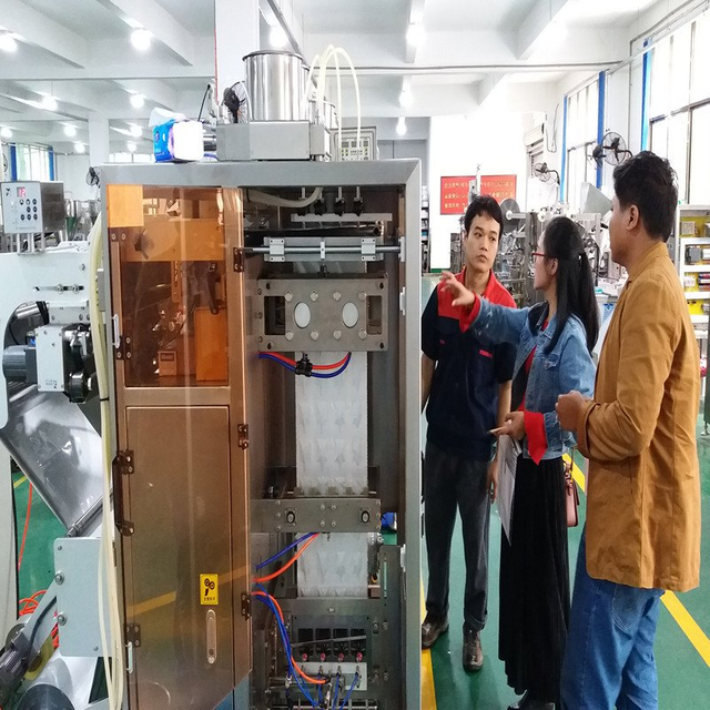 تايلاند العميل تفقد آلة التعبئة والتغليف الكيس السائل للنفط