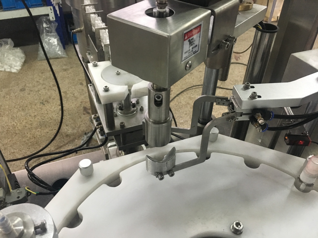 ملء الزجاجة وتسمك الكحول.