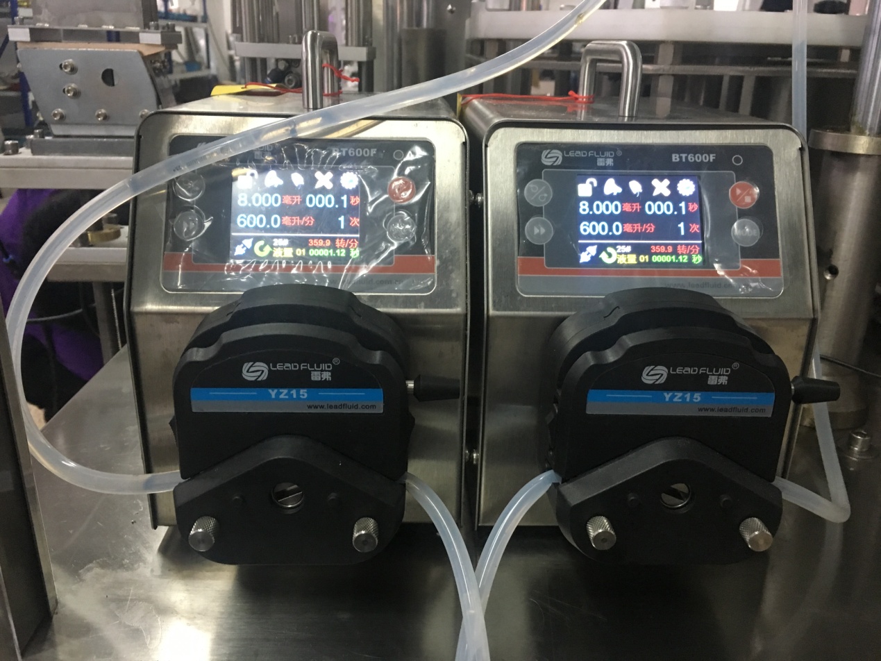 ملء الزجاجة وتسمك الكحول.