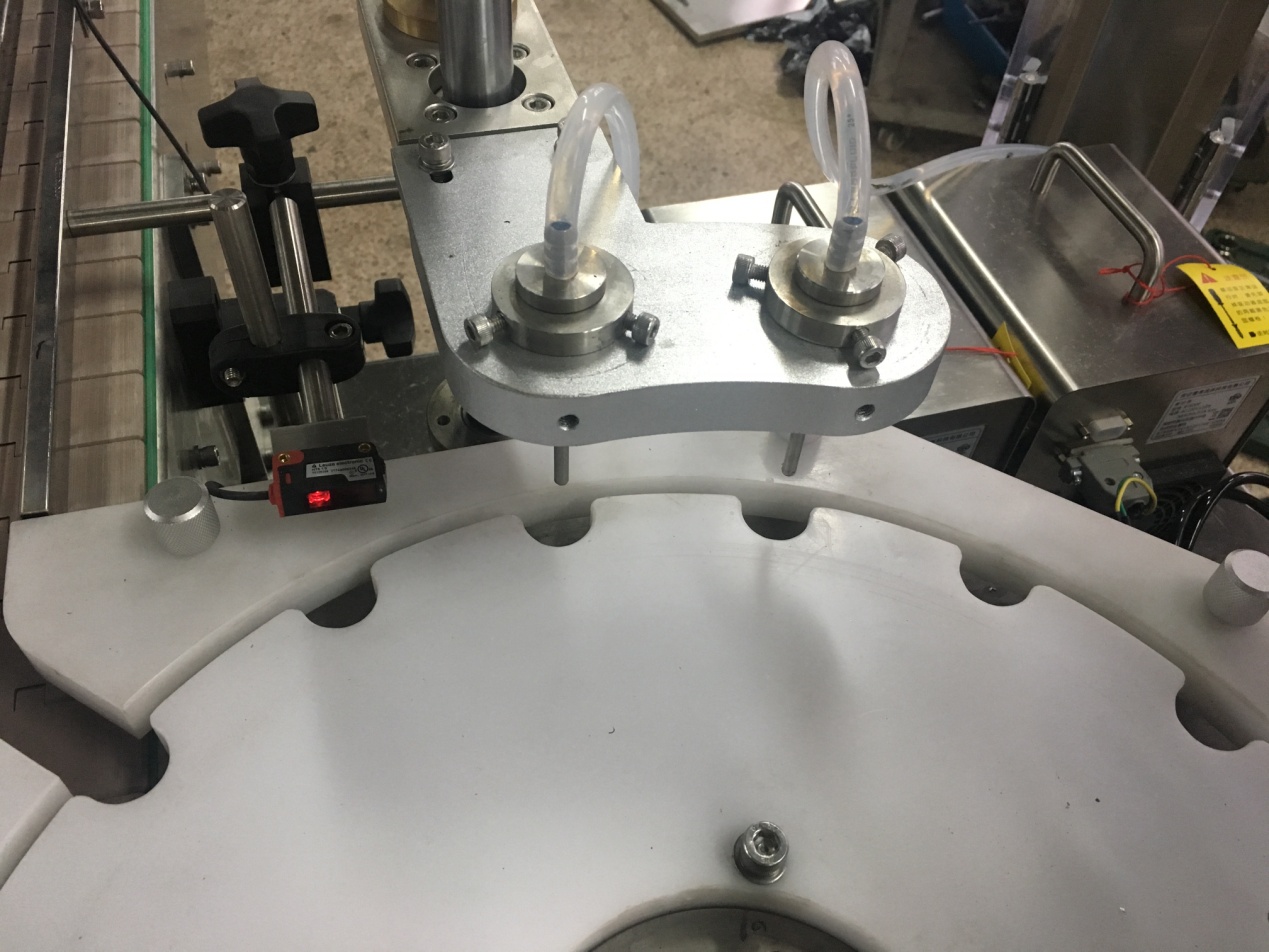 ملء الزجاجة وتسمك الكحول.