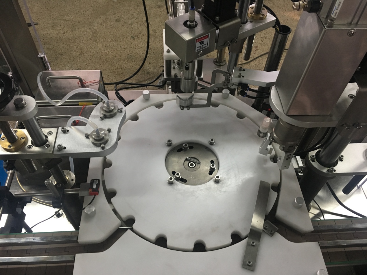 ملء الزجاجة وتسمك الكحول.